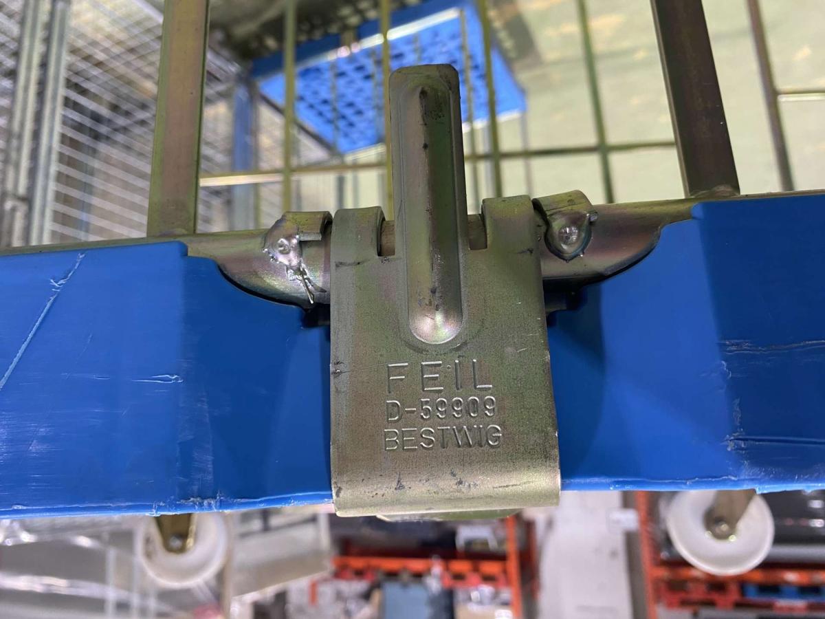 Feil kétoldalról nyitott rollikocsi, rollkonténer – termékfotó csomagolás