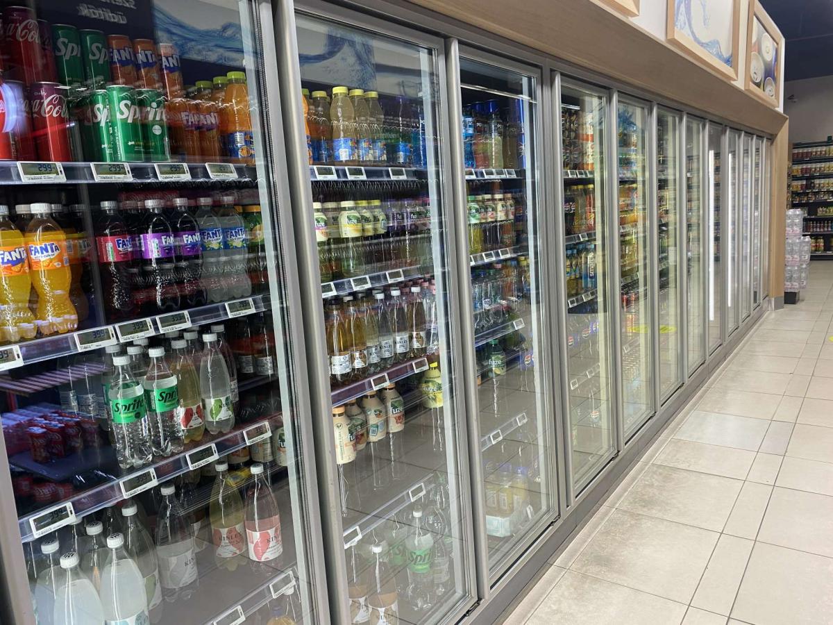 Épített hűtő, italhűtő üvegajtó 5 ajtós kerettel – termékfotó jobb oldalról