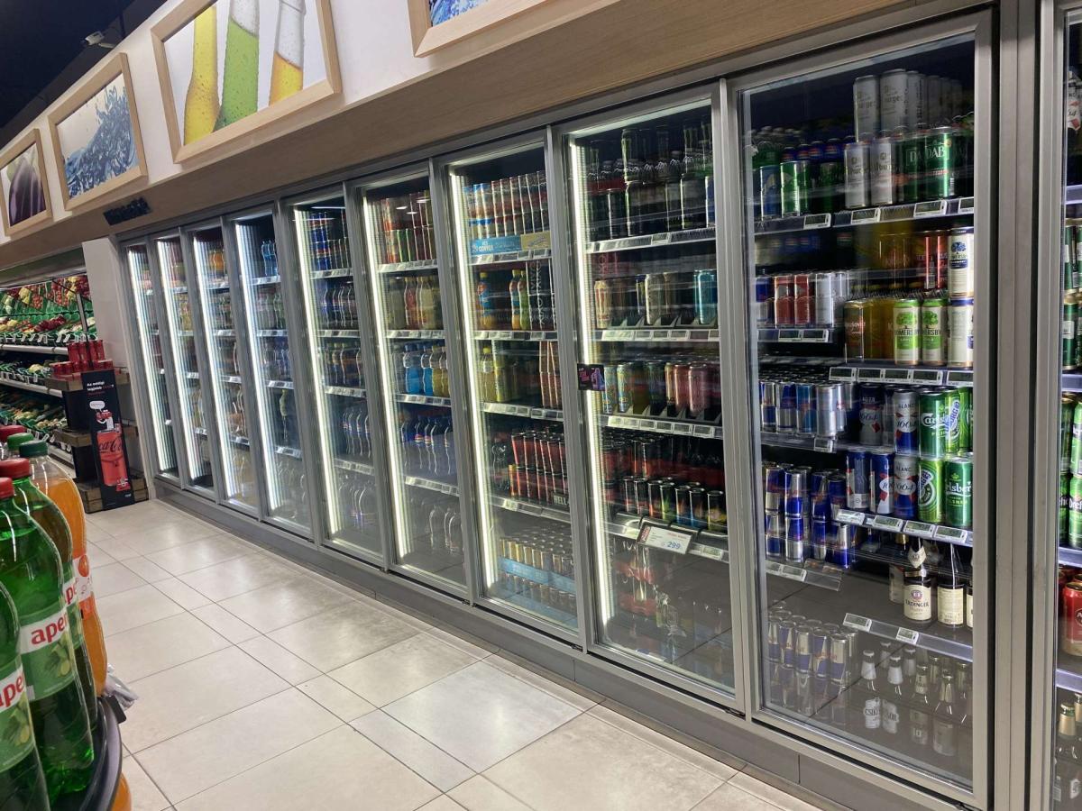 Épített hűtő, italhűtő üvegajtó 5 ajtós kerettel – termékfotó hátulról