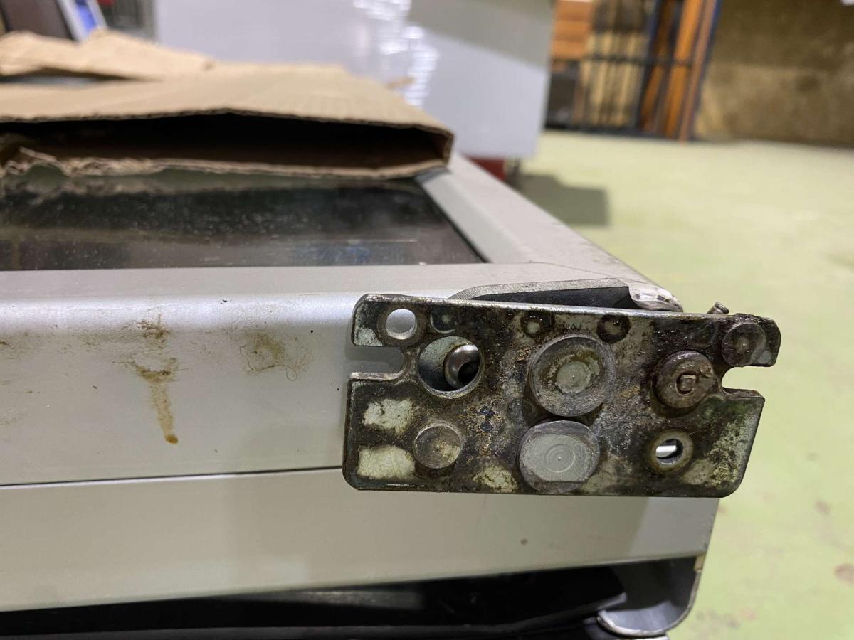 Épített hűtő, italhűtő üvegajtó 5 ajtós kerettel – termékfotó alulnézet