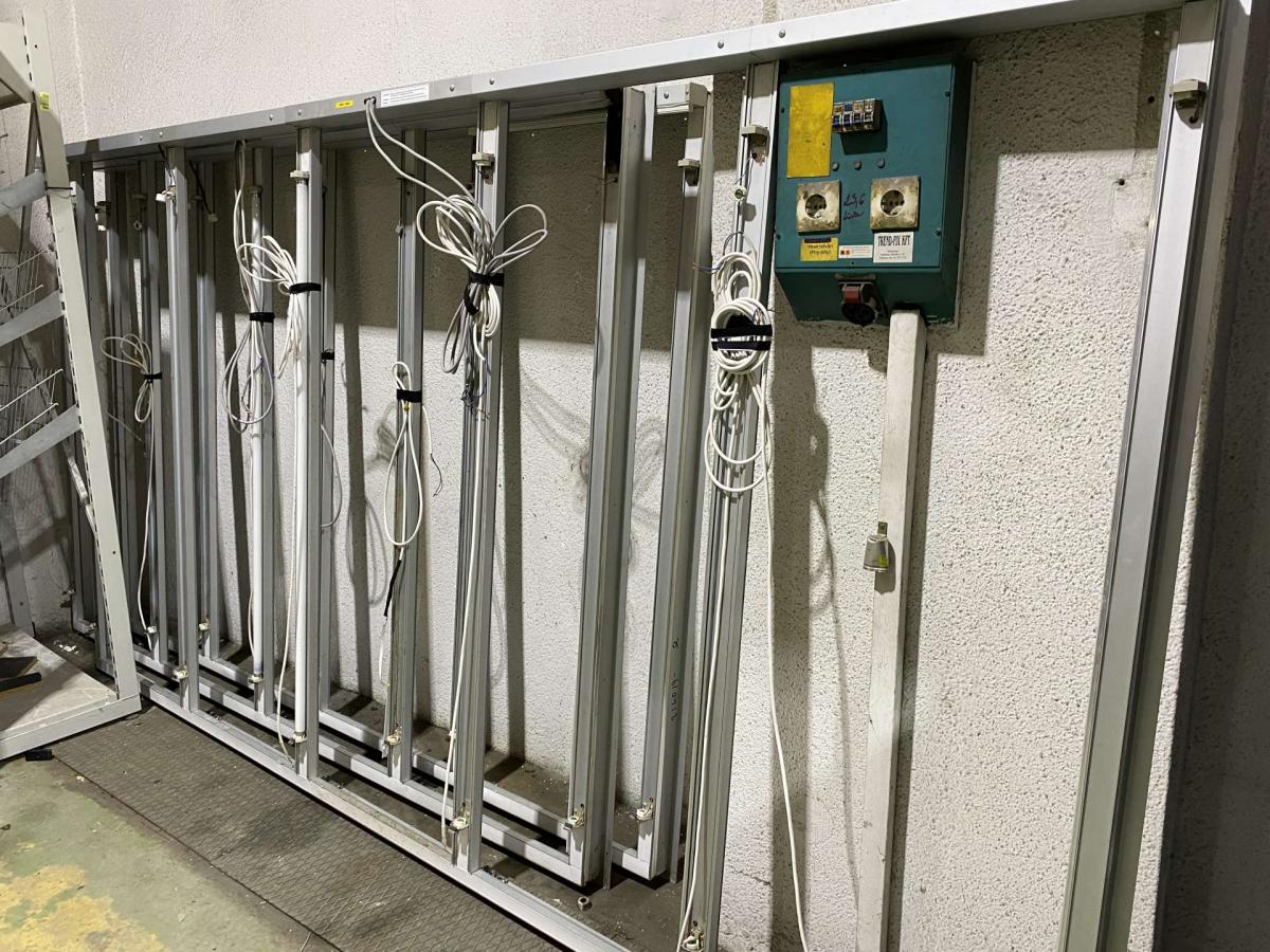 Épített hűtő, italhűtő üvegajtó 5 ajtós kerettel – termékfotó 45° nézet