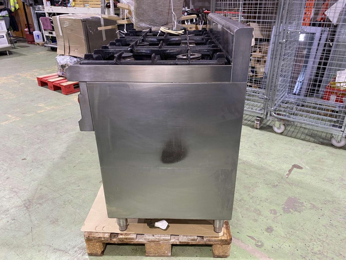 Bertos 6 égős tűzhely (G7F6+FE1) – termékfotó használat közben