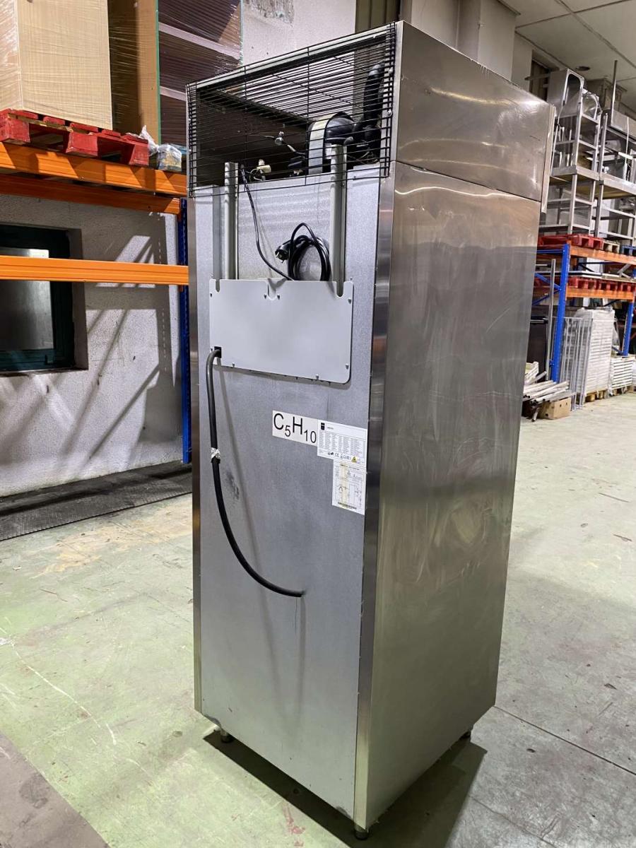 Rozsdamentes nagykonyhai háttérhűtő 455 liter – termékfotó bal oldalról