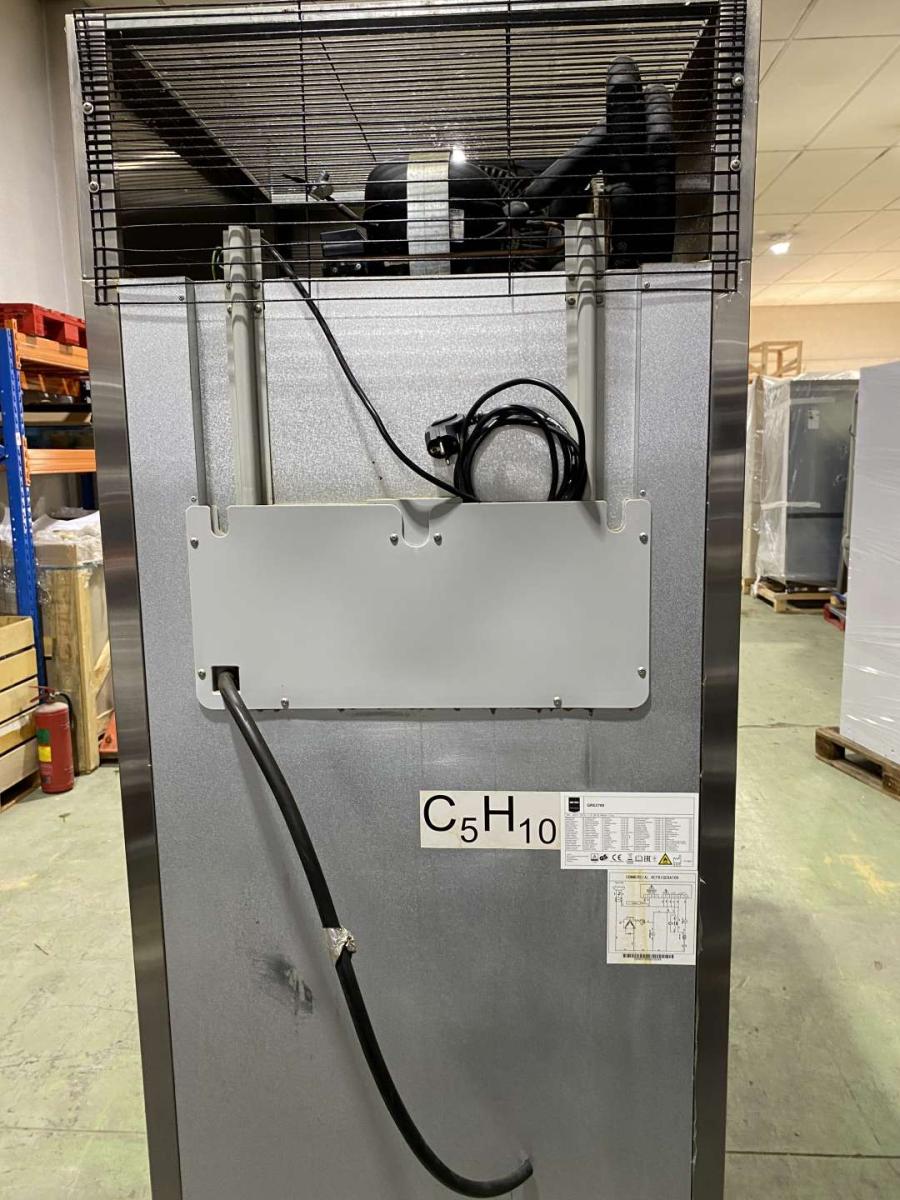 Rozsdamentes nagykonyhai háttérhűtő 455 liter – termékfotó alulnézet