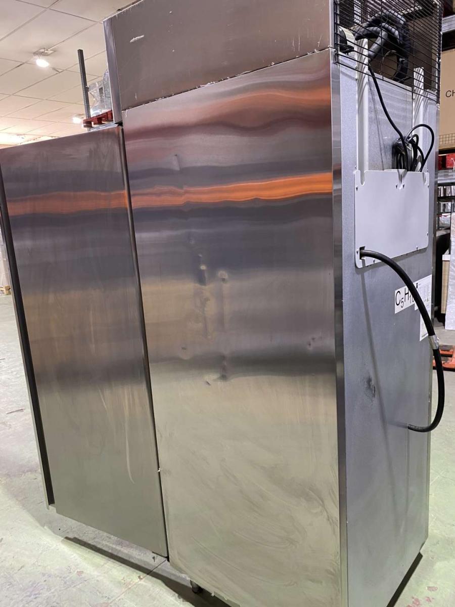 Rozsdamentes nagykonyhai háttérhűtő 455 liter – termékfotó 45° nézet