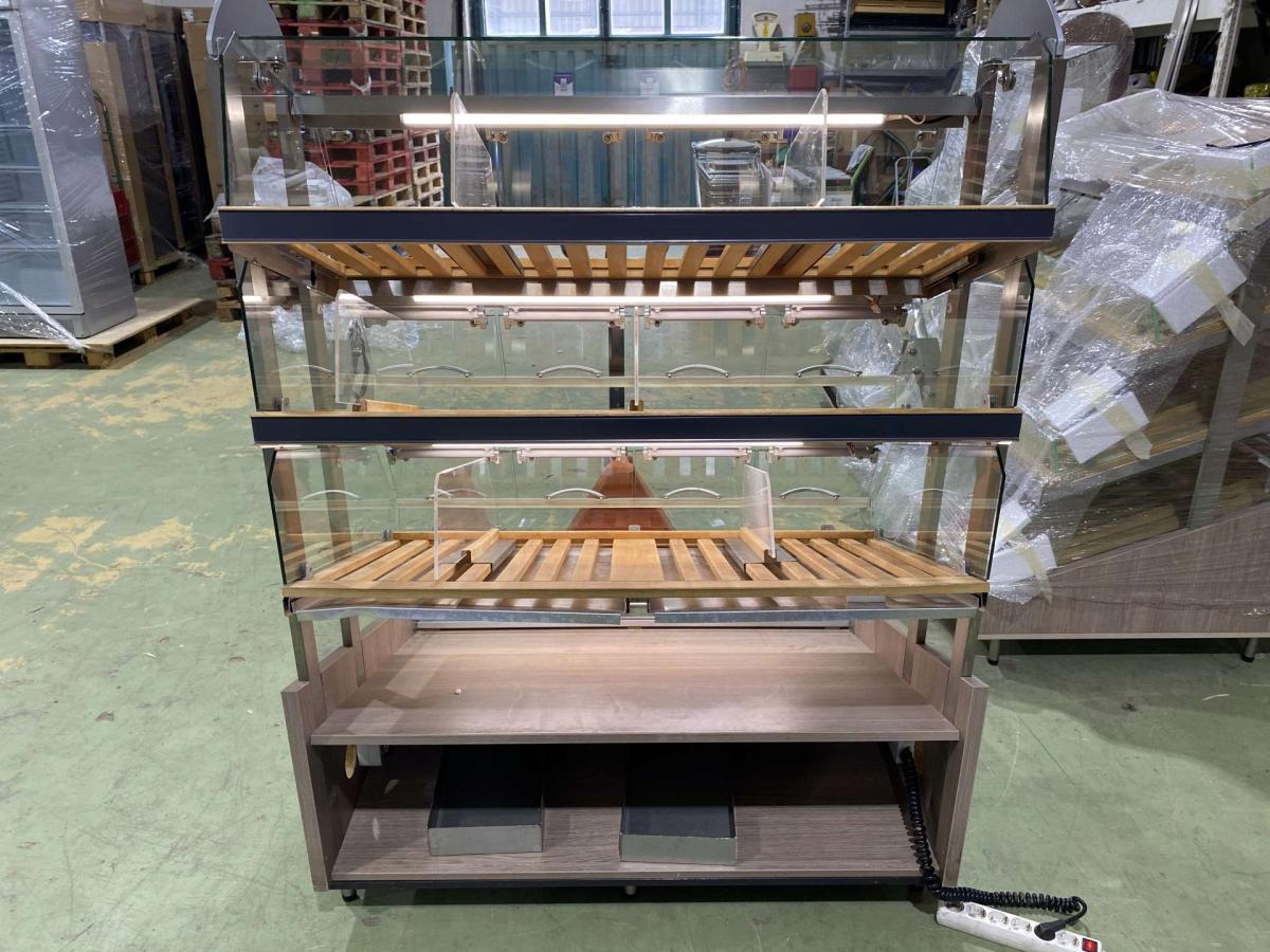 Pékárus állvány, önkiszolgáló, leheletvédős 125*93,5*172 – termékfotó használat közben