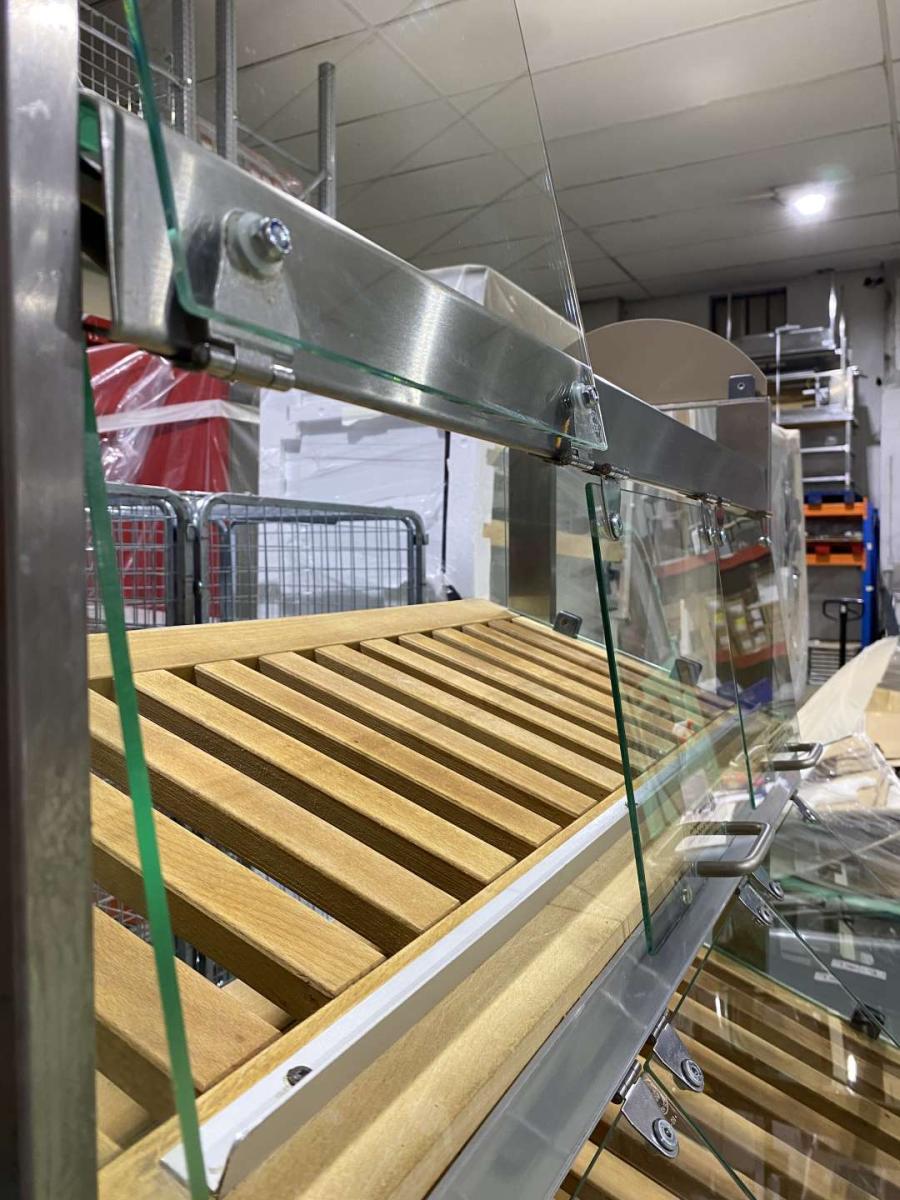 Pékárus állvány, önkiszolgáló, leheletvédős 105*93,5*180 – termékfotó (12. kép)