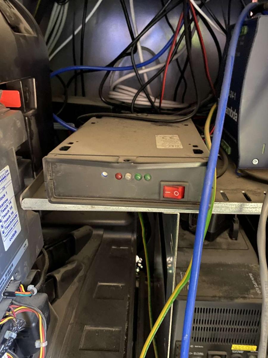 Önkiszolgáló kassza LAUREL – termékfotó használat közben