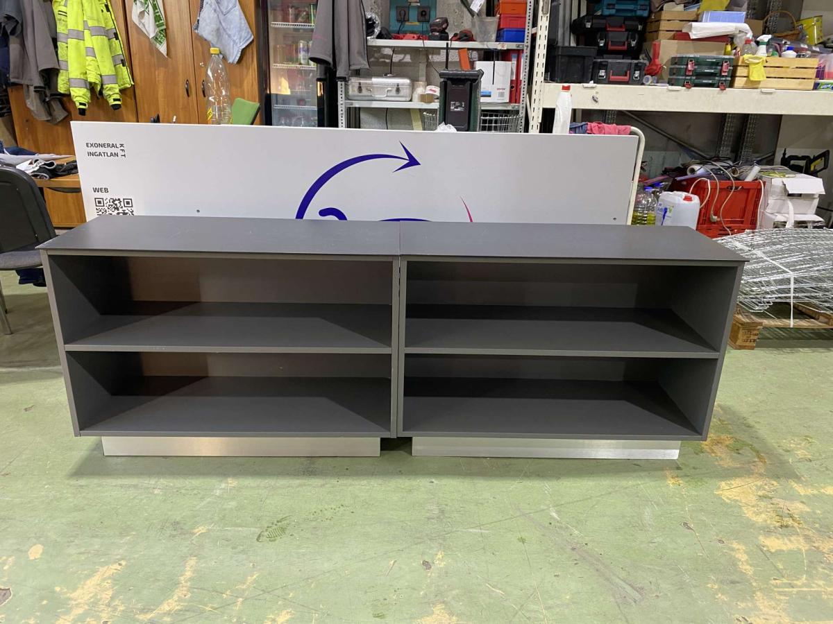 Elpakoló pult, szerkény tárolóval – termékfotó jobb oldalról