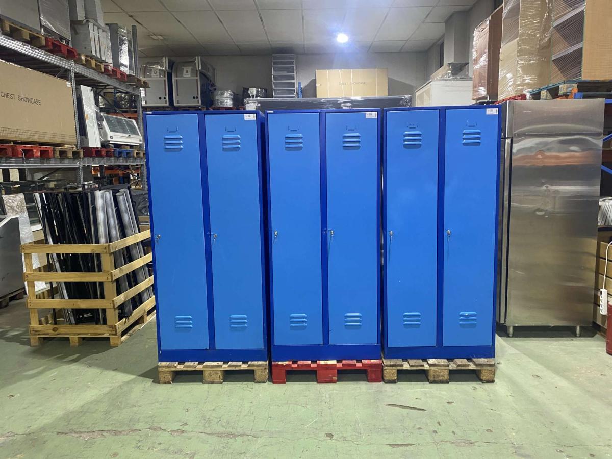 Kétajtós öltözőszekrény – termékfotó elölnézet