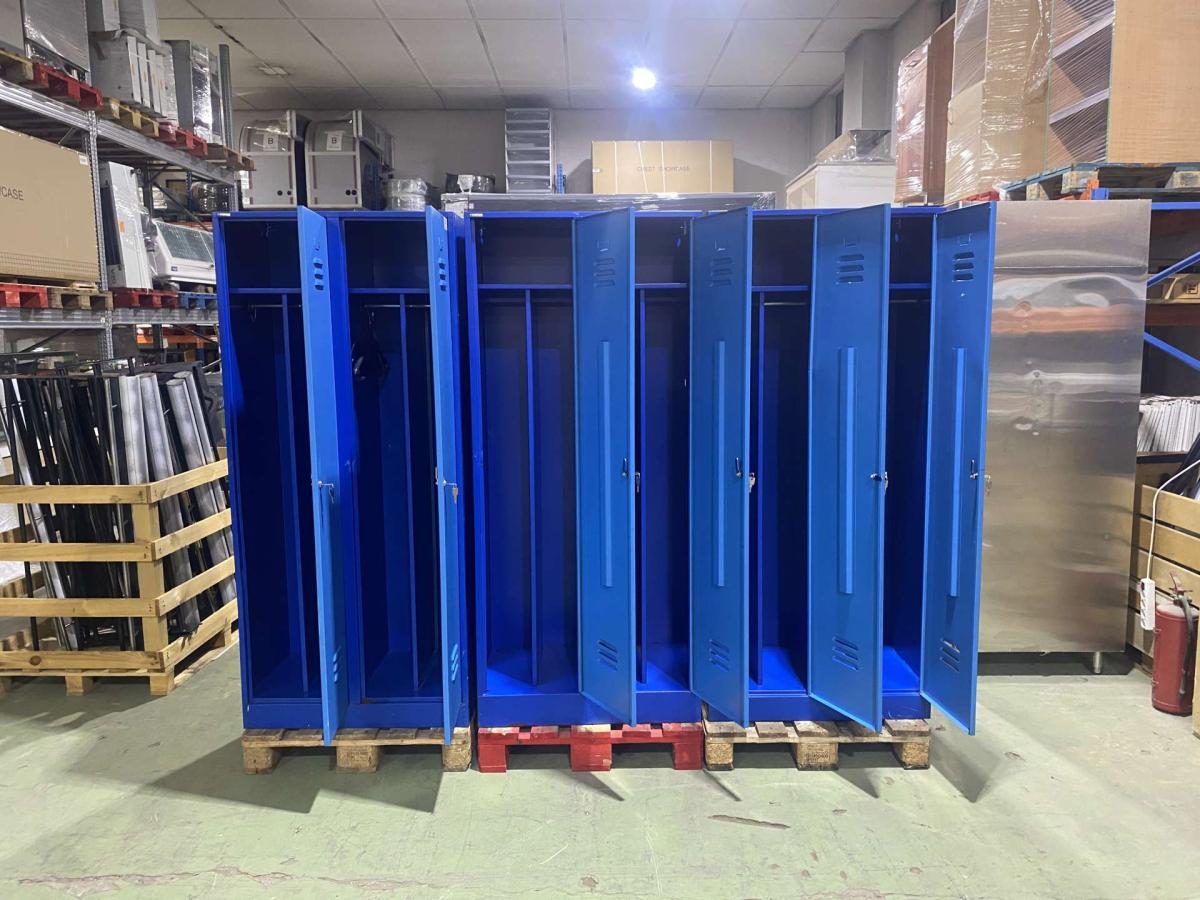 Kétajtós öltözőszekrény – termékfotó jobb oldalról