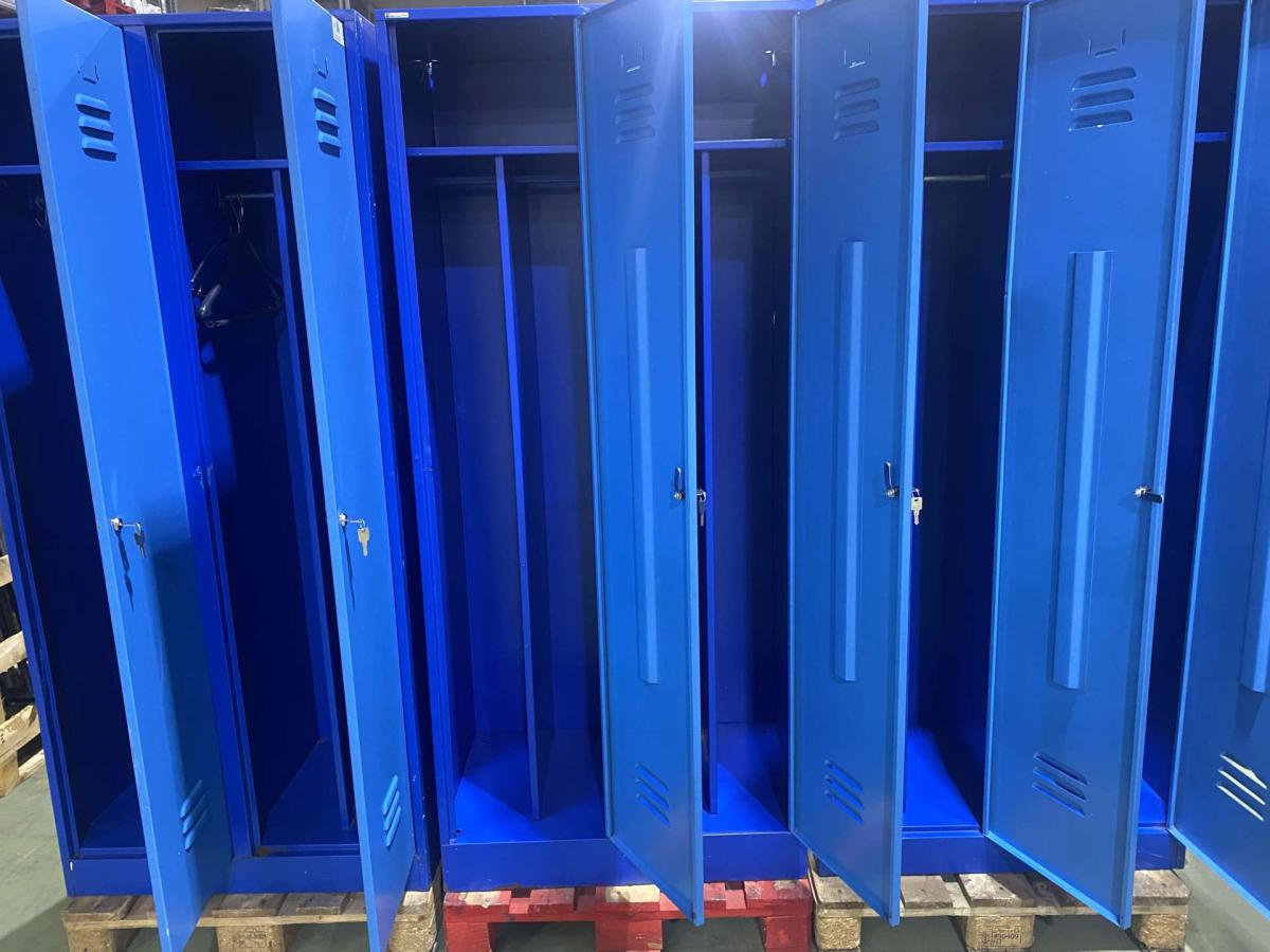 Kétajtós öltözőszekrény – termékfotó hátulról