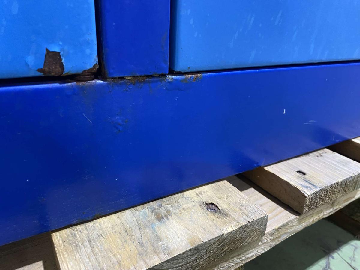 Kétajtós öltözőszekrény – termékfotó 45° nézet