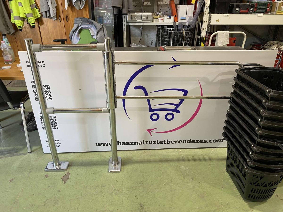 Vevőbeengedő, mechanikus kapu – termékfotó bal oldalról