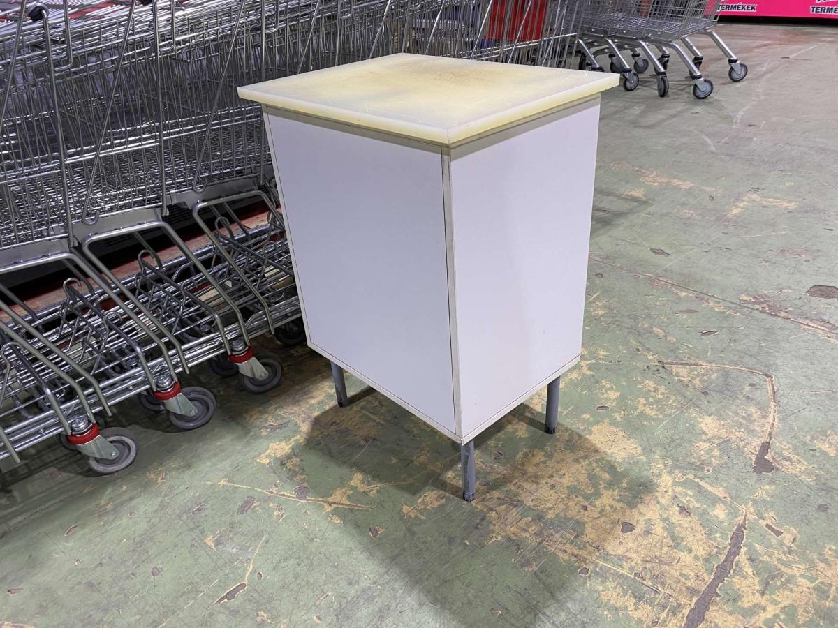 Ebonitlapos munkaasztal – termékfotó bal oldalról