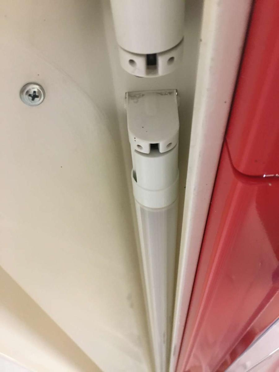 Fali ajtós hűtőregál- hűtőbútor, 3,75 méter – termékfotó bal oldalról