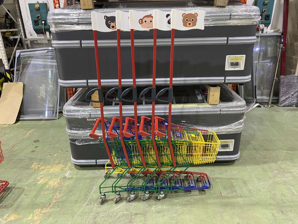 Wanzl DR22 bevásárlókocsi piros műanyagokkal – termékfotó elölnézet