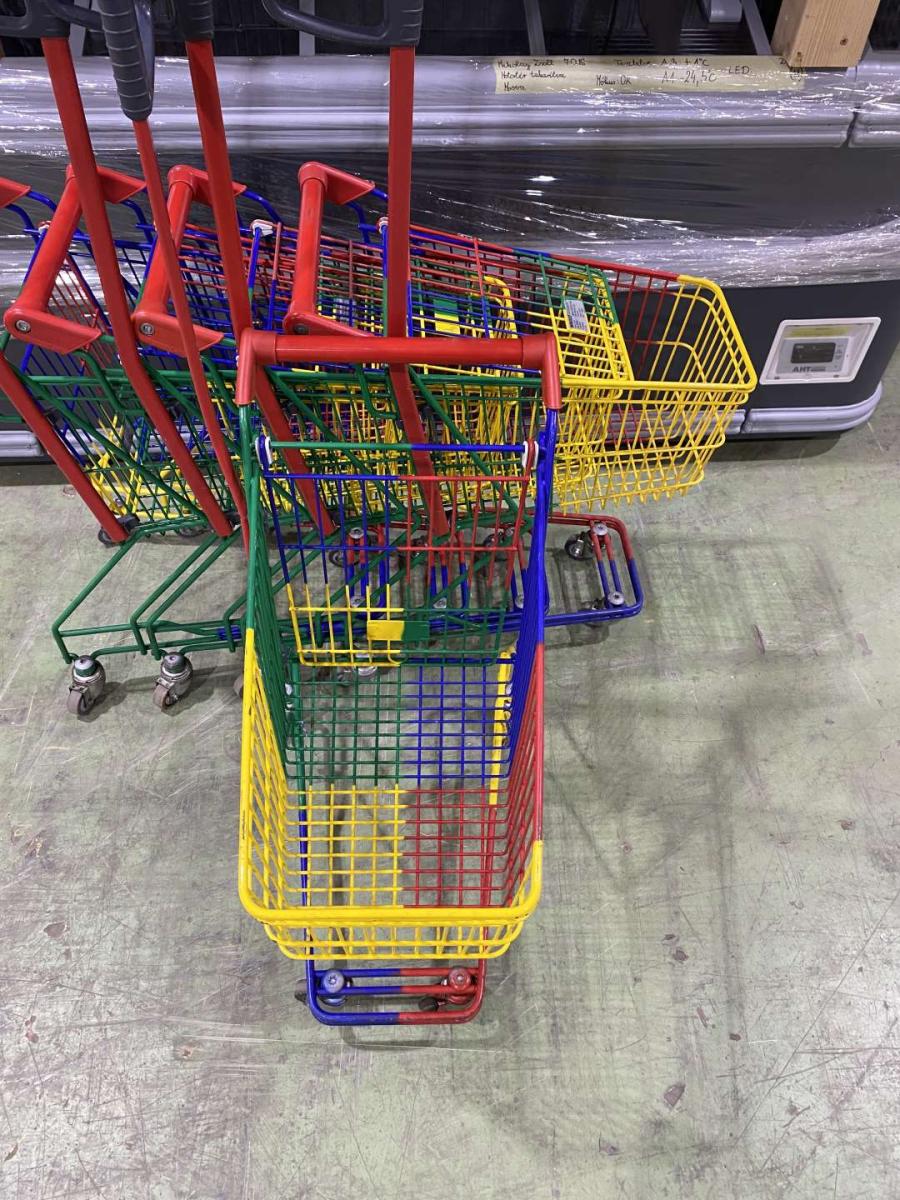 Wanzl DR22 bevásárlókocsi piros műanyagokkal – termékfotó hátulról