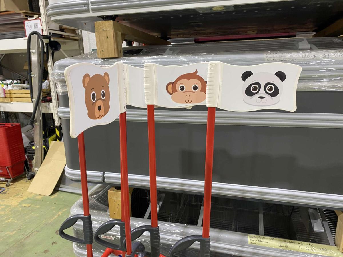 Wanzl DR22 bevásárlókocsi piros műanyagokkal – termékfotó bal oldalról