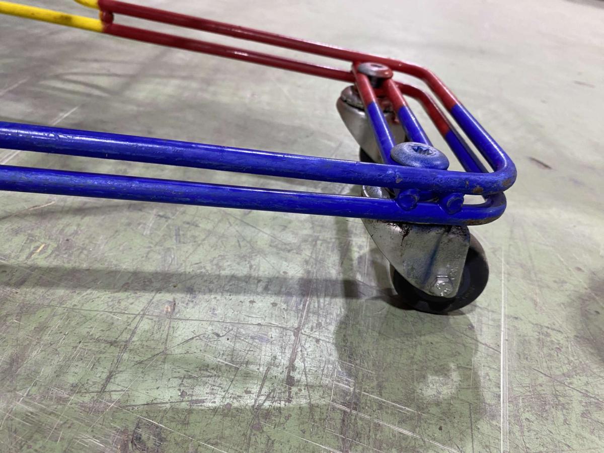 Wanzl DR22 bevásárlókocsi piros műanyagokkal – termékfotó alulnézet