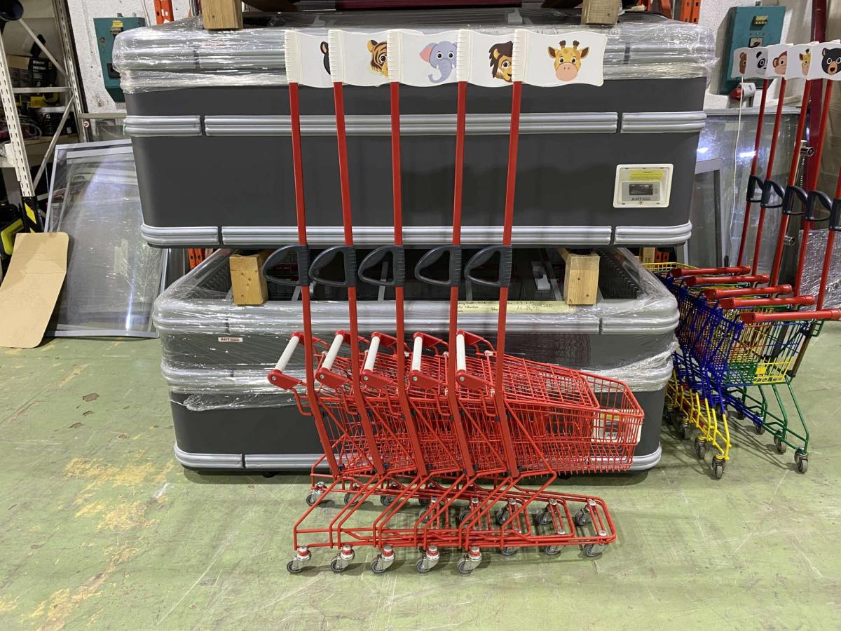 Felújított Wanzl DR22 bevásárlókocsi piros műanyagokkal – termékfotó elölnézet