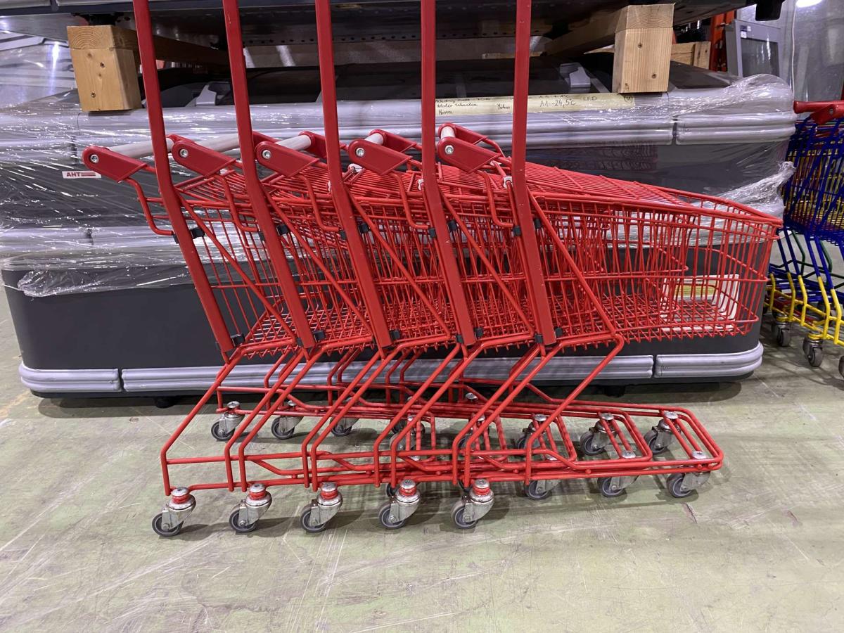 Felújított Wanzl DR22 bevásárlókocsi piros műanyagokkal – termékfotó jobb oldalról