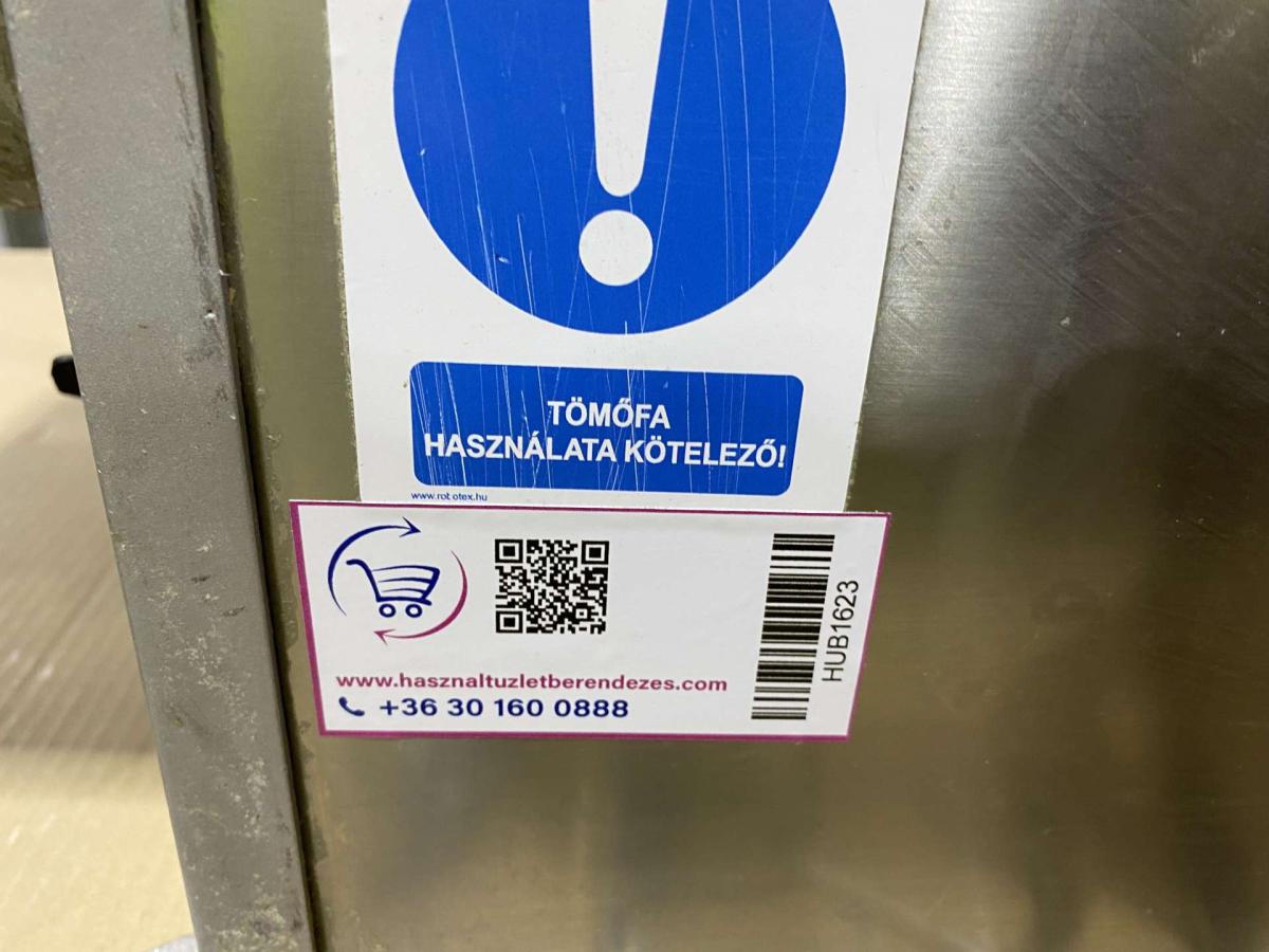 Gasztrometál motorikus alapgép húsőrlővel – termékfotó jobb oldalról