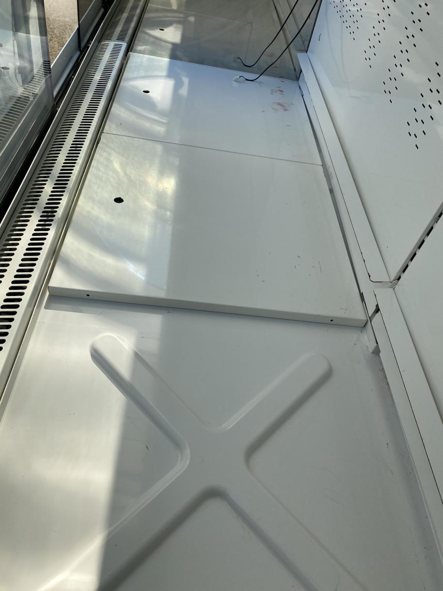 AHT Lisboa falihűtő 250 LED – termékfotó használat közben