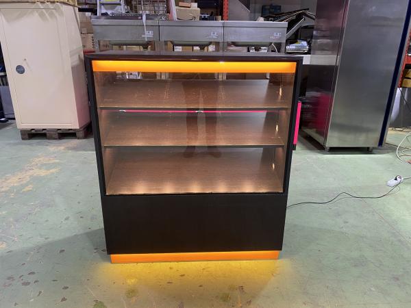 Finompékárus vitrin Fornetti