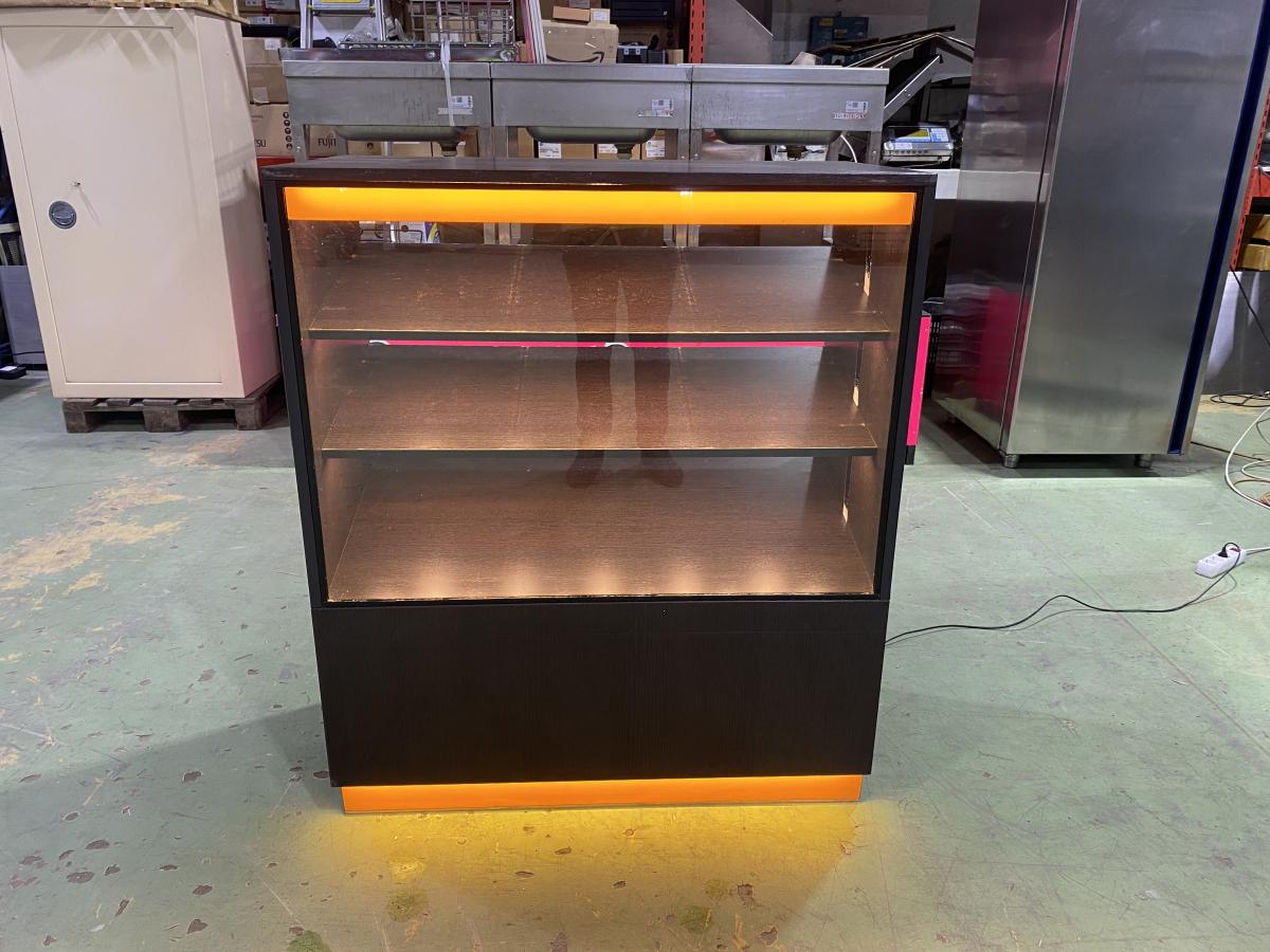 Finompékárus vitrin Fornetti – termékfotó elölnézet