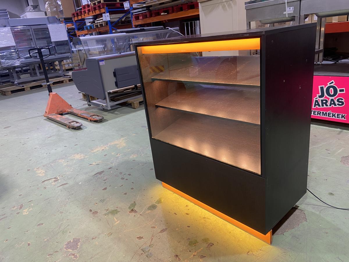 Finompékárus vitrin Fornetti – termékfotó jobb oldalról