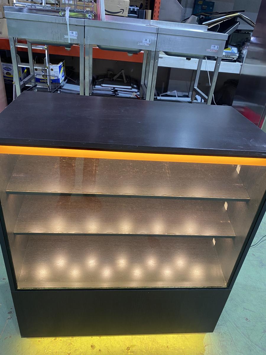 Finompékárus vitrin Fornetti – termékfotó hátulról