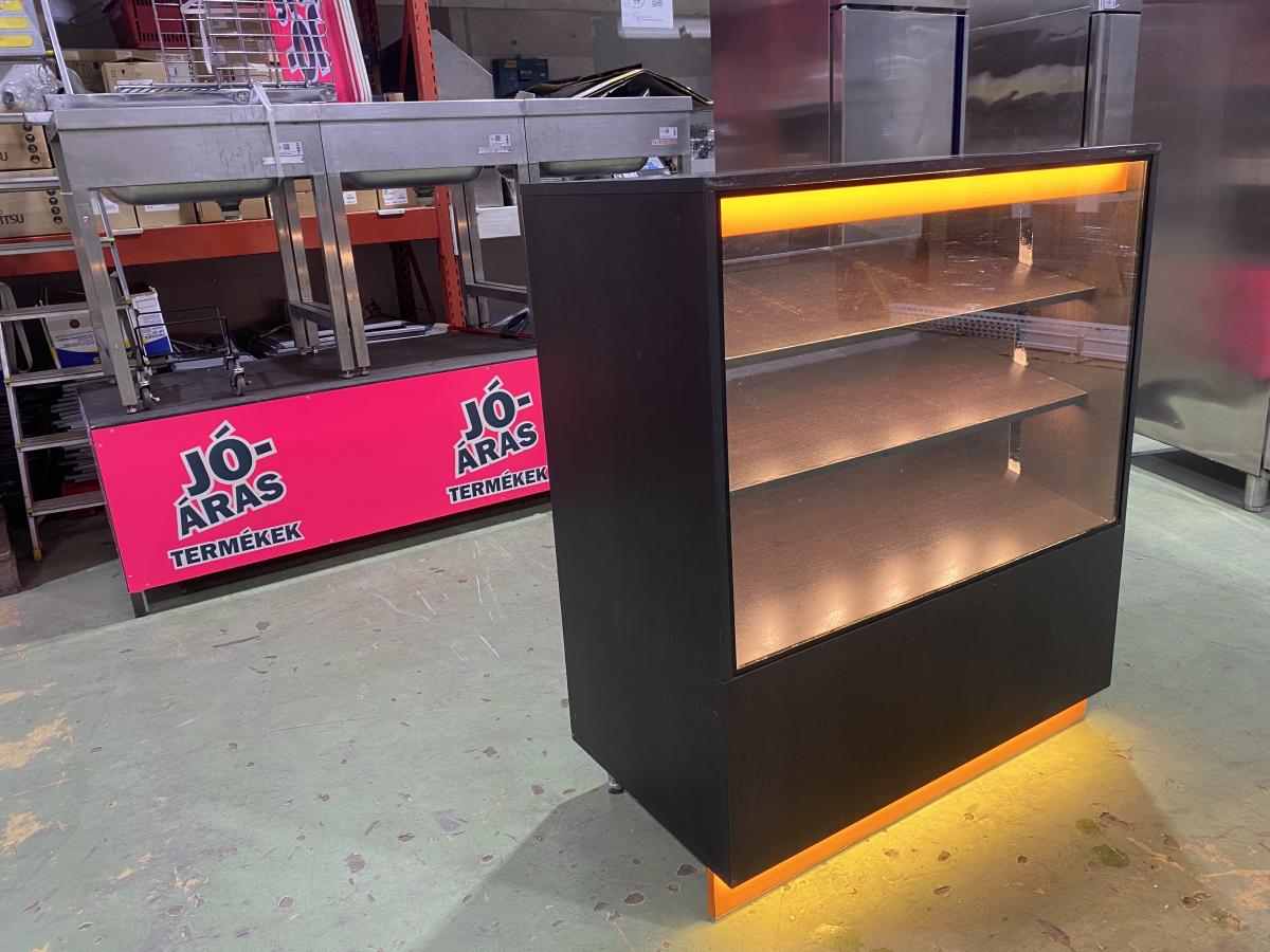 Finompékárus vitrin Fornetti – termékfotó bal oldalról