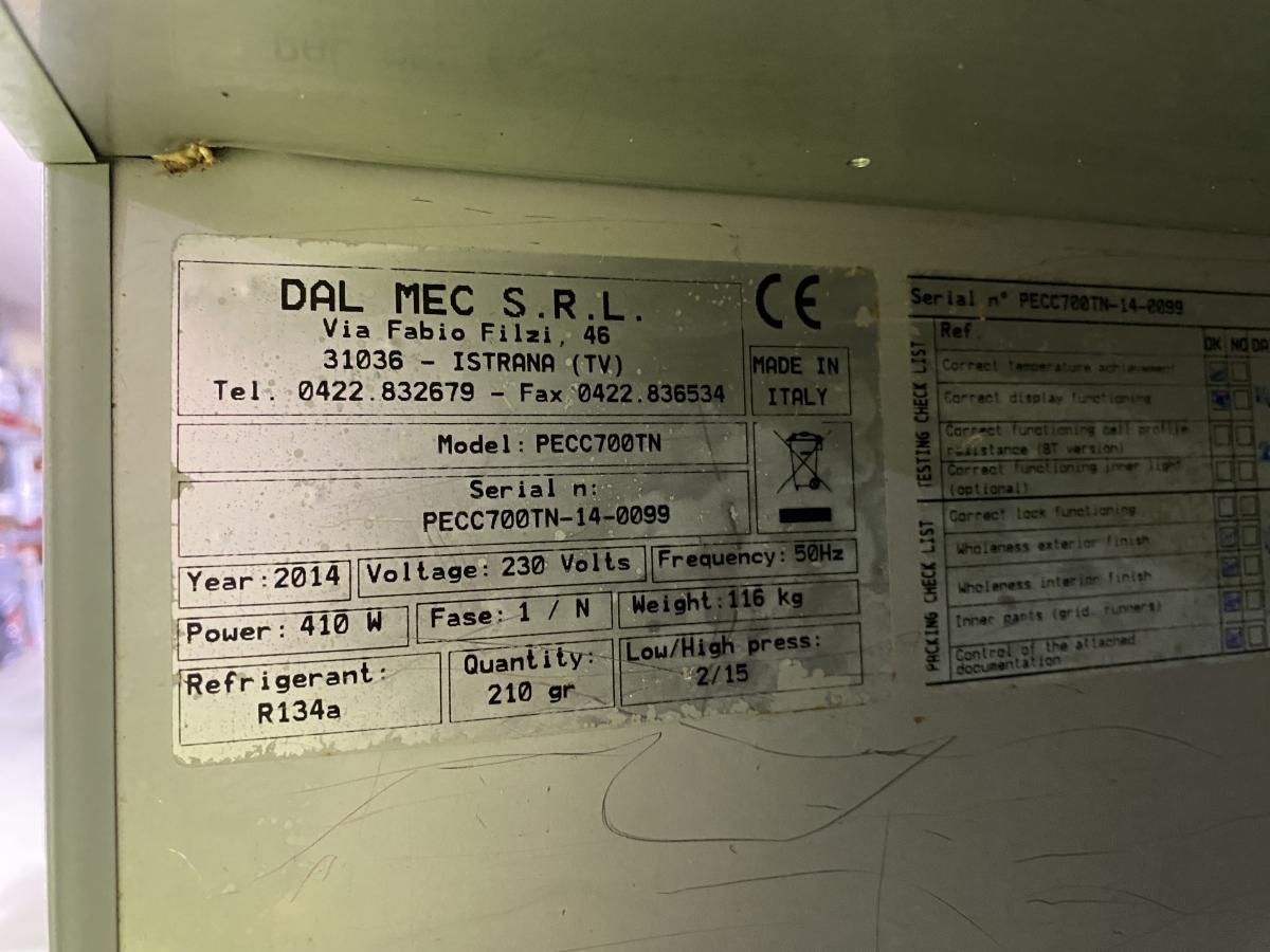 Rozsdamentes hűtőszekrény 700 L – termékfotó alulnézet