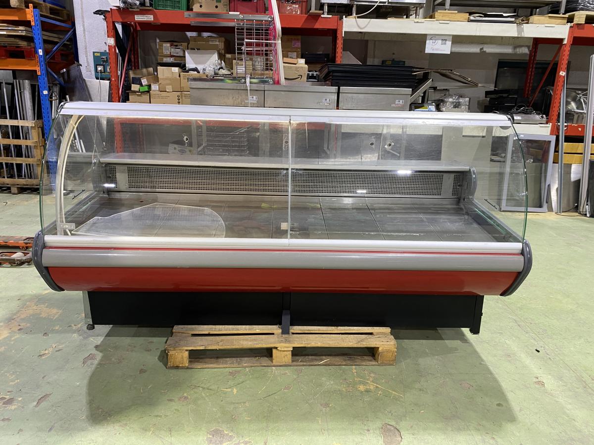 Hajlított üvegű kiszolgálópult, beépített aggregátorral – termékfotó elölnézet