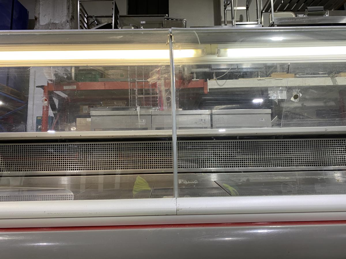 Hajlított üvegű kiszolgálópult, beépített aggregátorral – termékfotó jobb oldalról