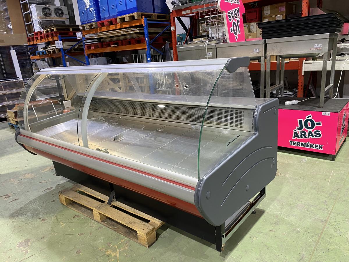 Hajlított üvegű kiszolgálópult, beépített aggregátorral – termékfotó hátulról