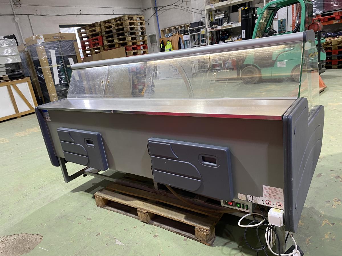 Hajlított üvegű kiszolgálópult, beépített aggregátorral – termékfotó felülnézet