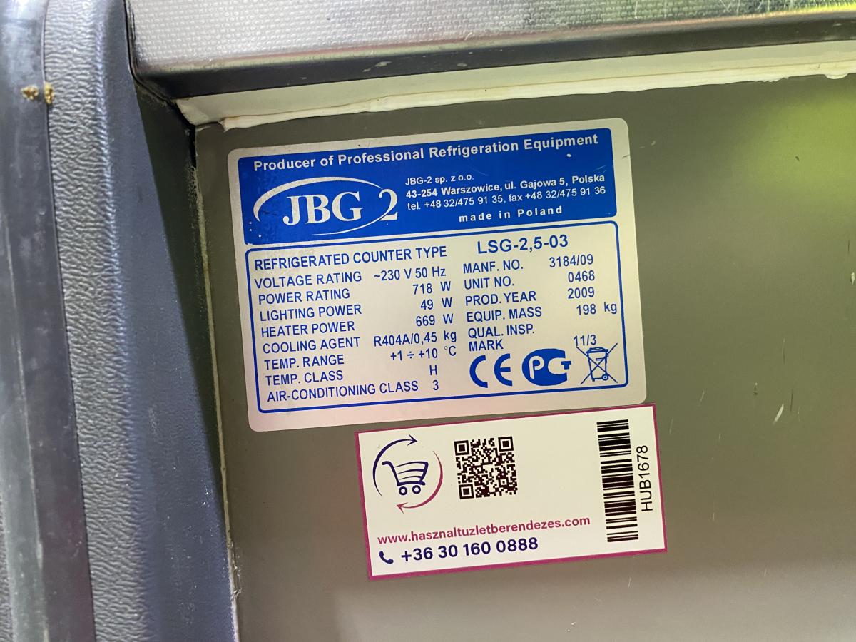 Hajlított üvegű kiszolgálópult, beépített aggregátorral – termékfotó alulnézet