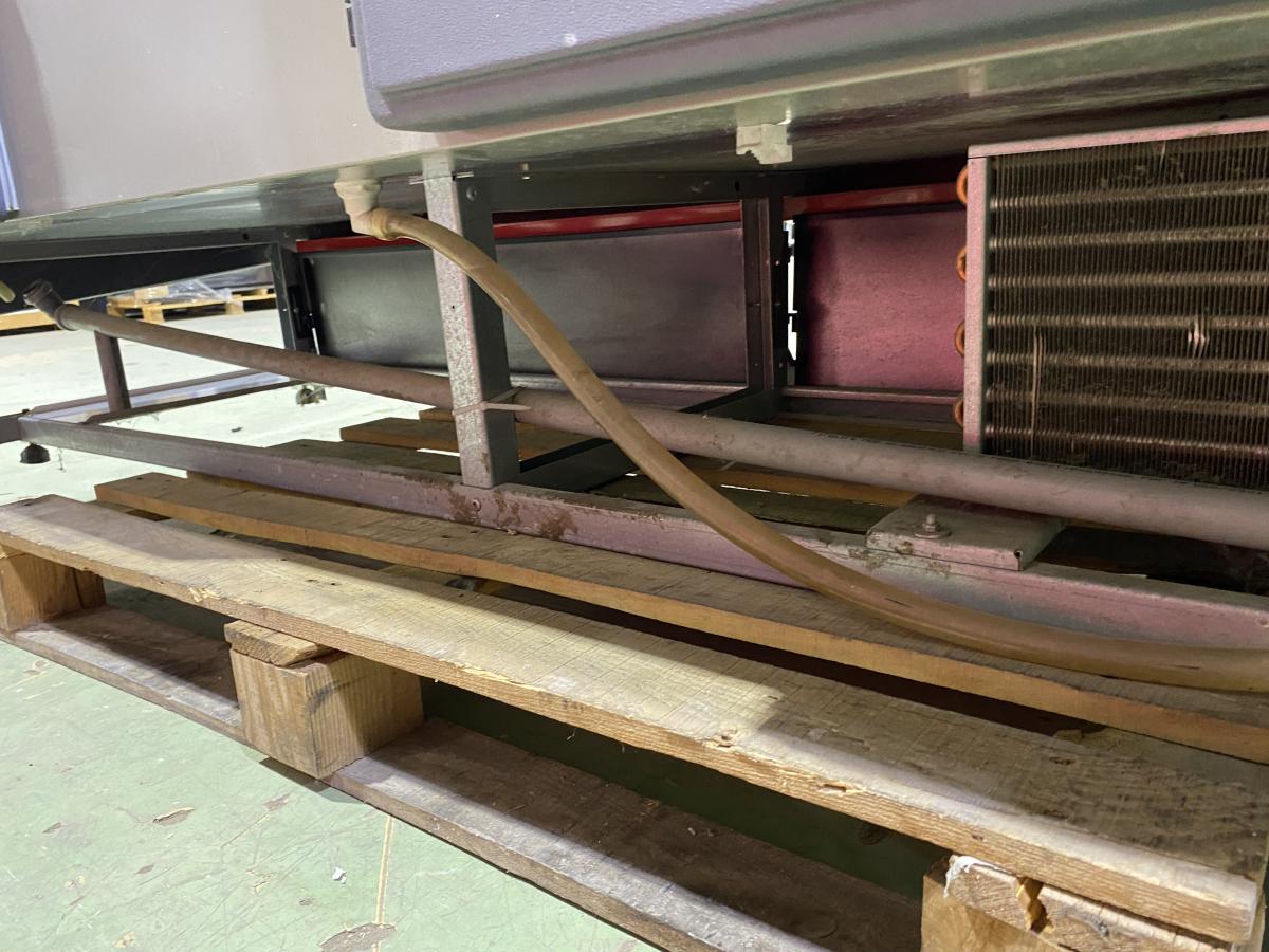 Hajlított üvegű kiszolgálópult, beépített aggregátorral – termékfotó 45° nézet