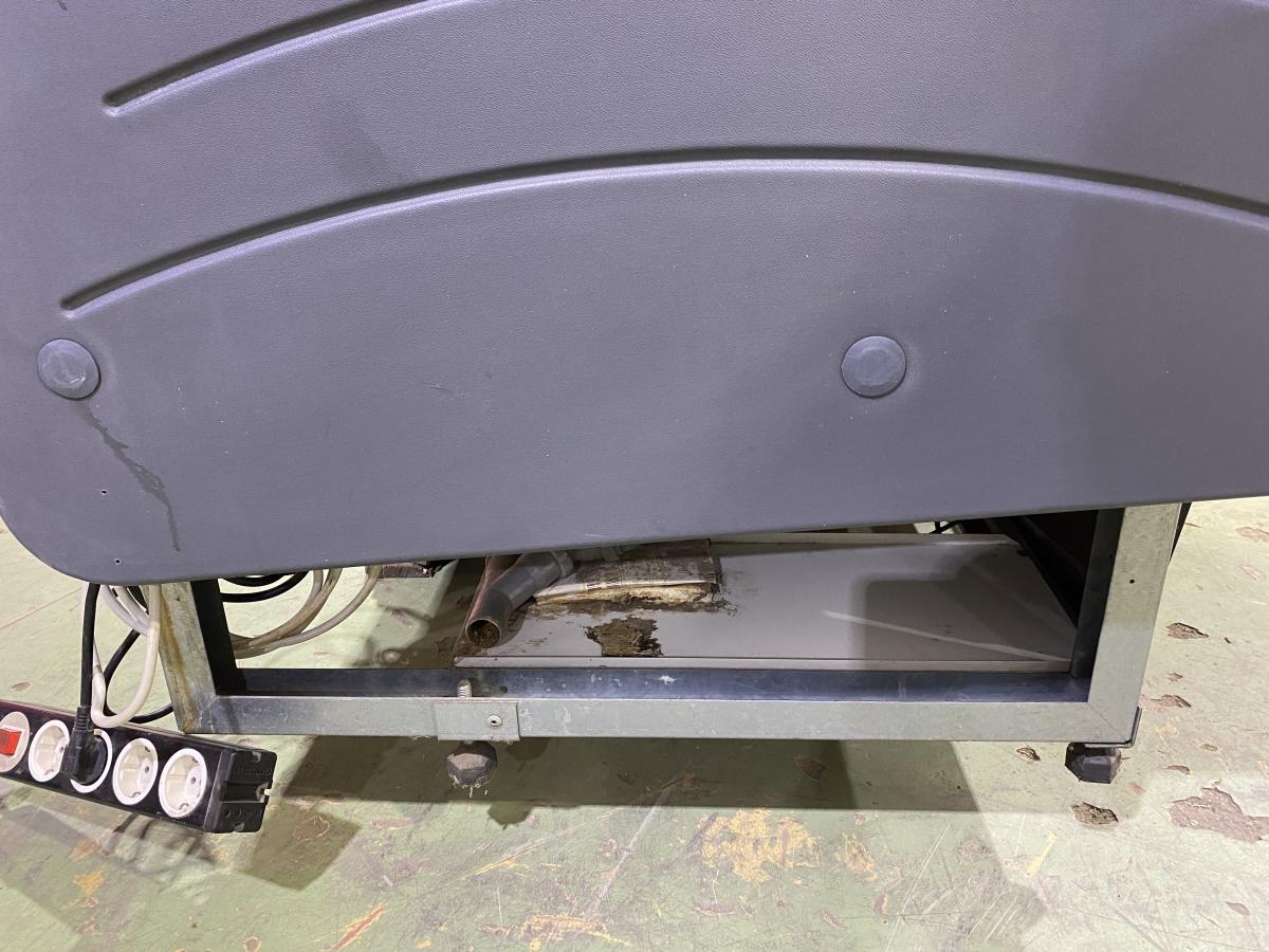 Hajlított üvegű kiszolgálópult, beépített aggregátorral – termékfotó részlet