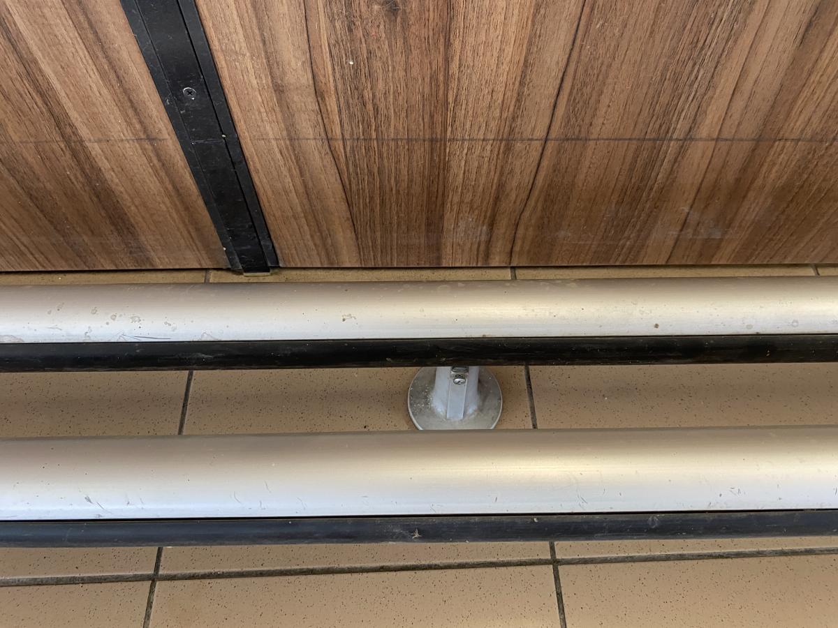 Wanzl gumis bevásárlókocsi ütköző – termékfotó jobb oldalról