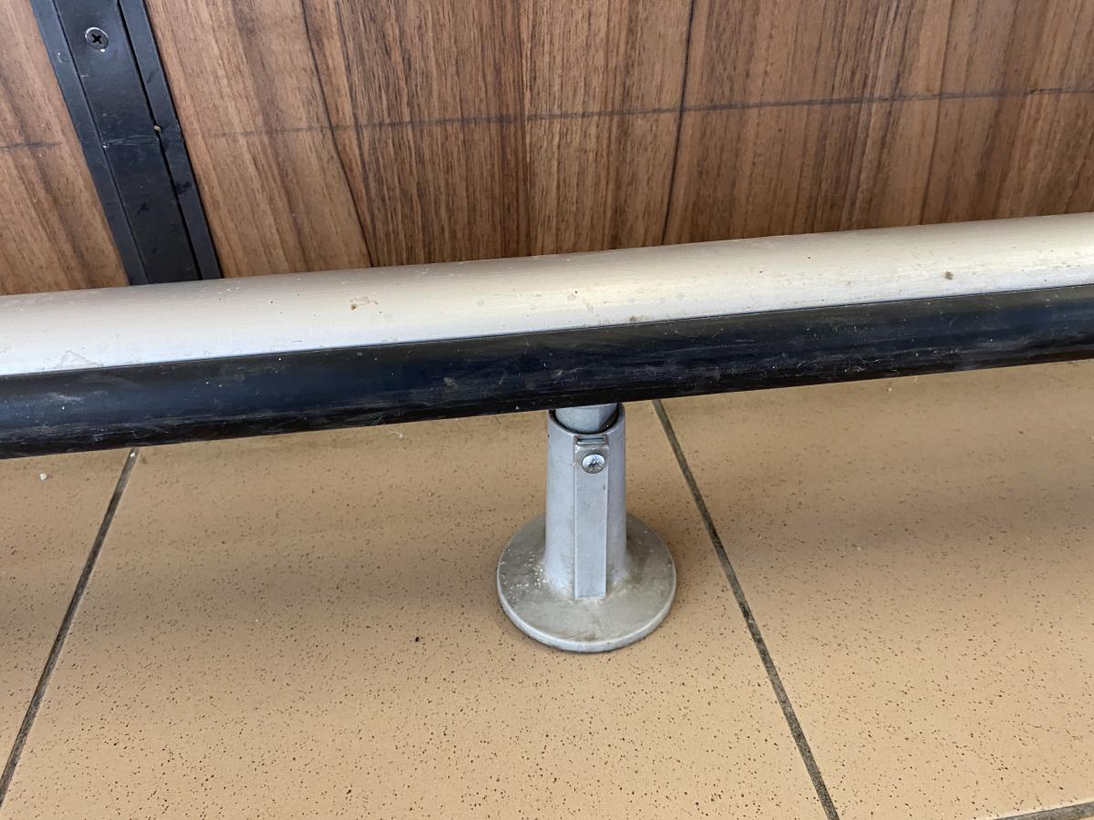 Wanzl gumis bevásárlókocsi ütköző – termékfotó bal oldalról