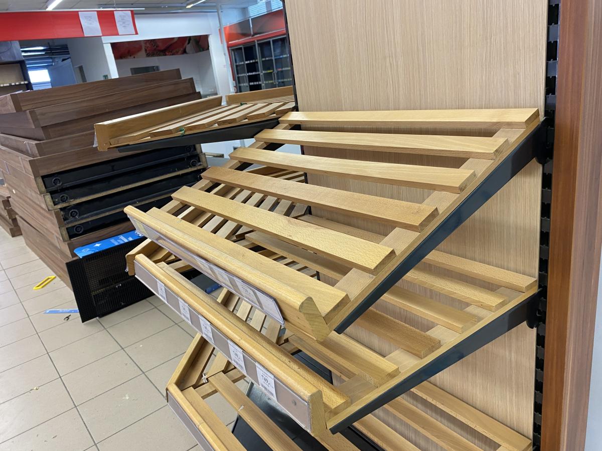 Kenyeres rácspolc sarokelem – termékfotó alulnézet