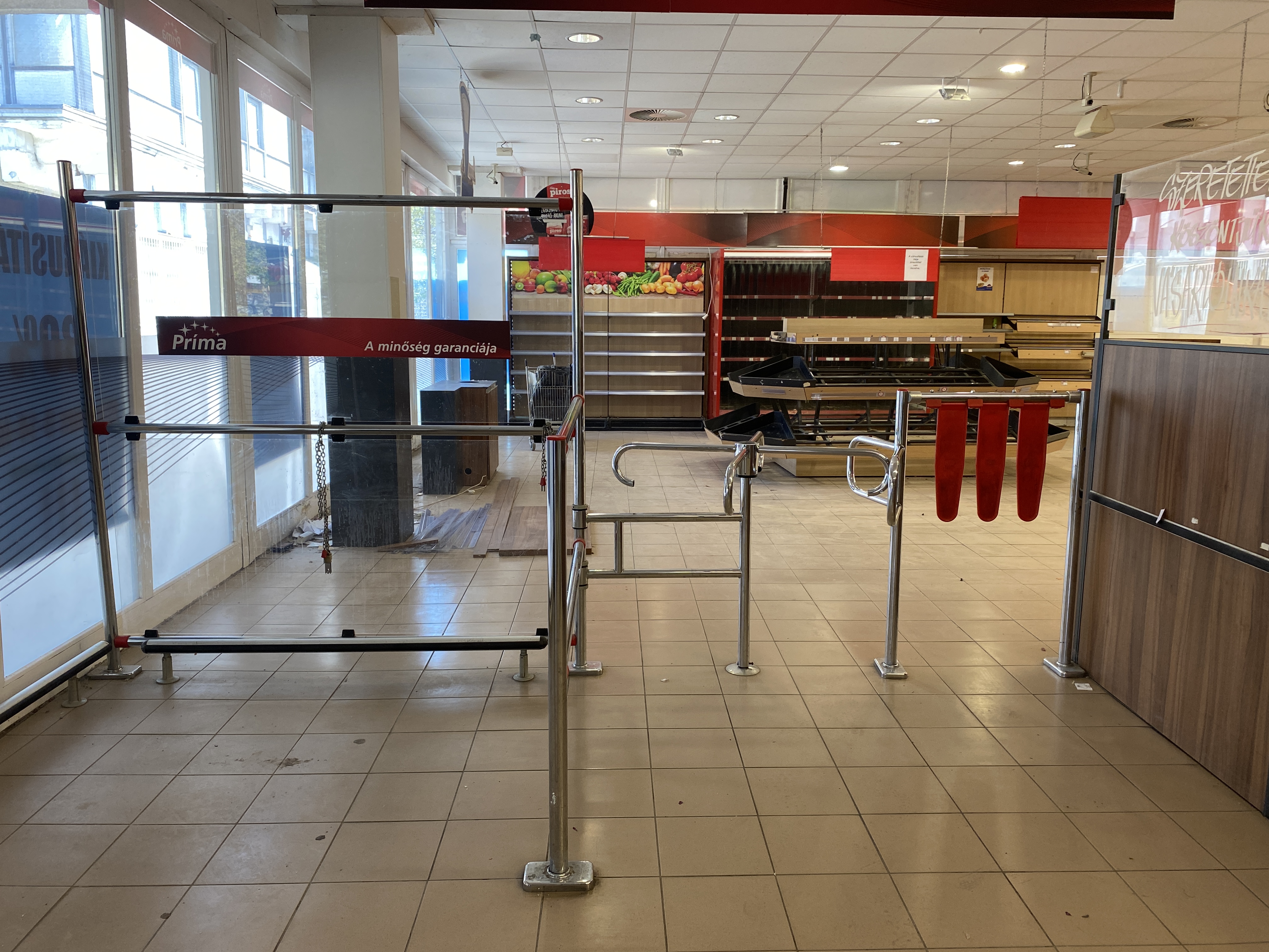 Vevőbeenegedő plexifallal 