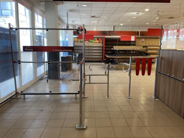 Vevőbeenegedő plexifallal 