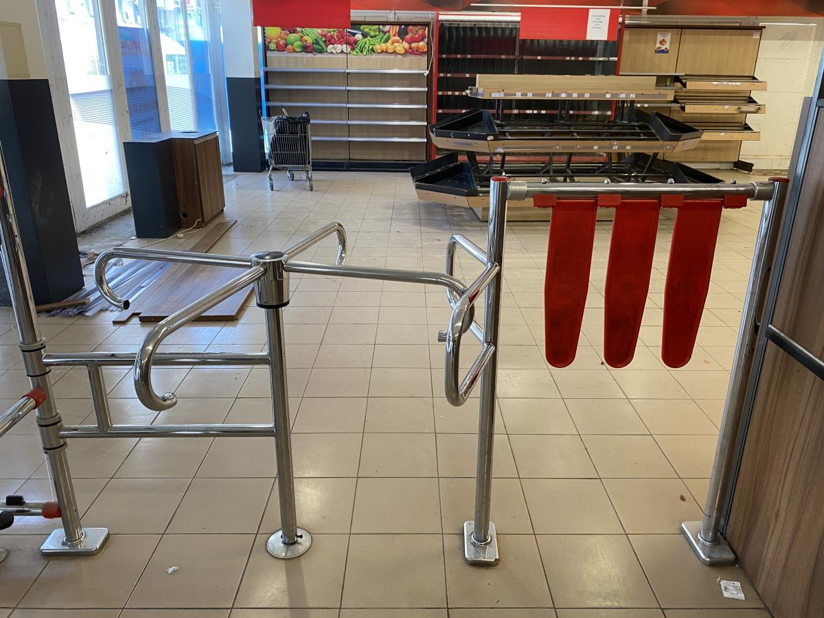 Vevőbeenegedő plexifallal – termékfotó jobb oldalról