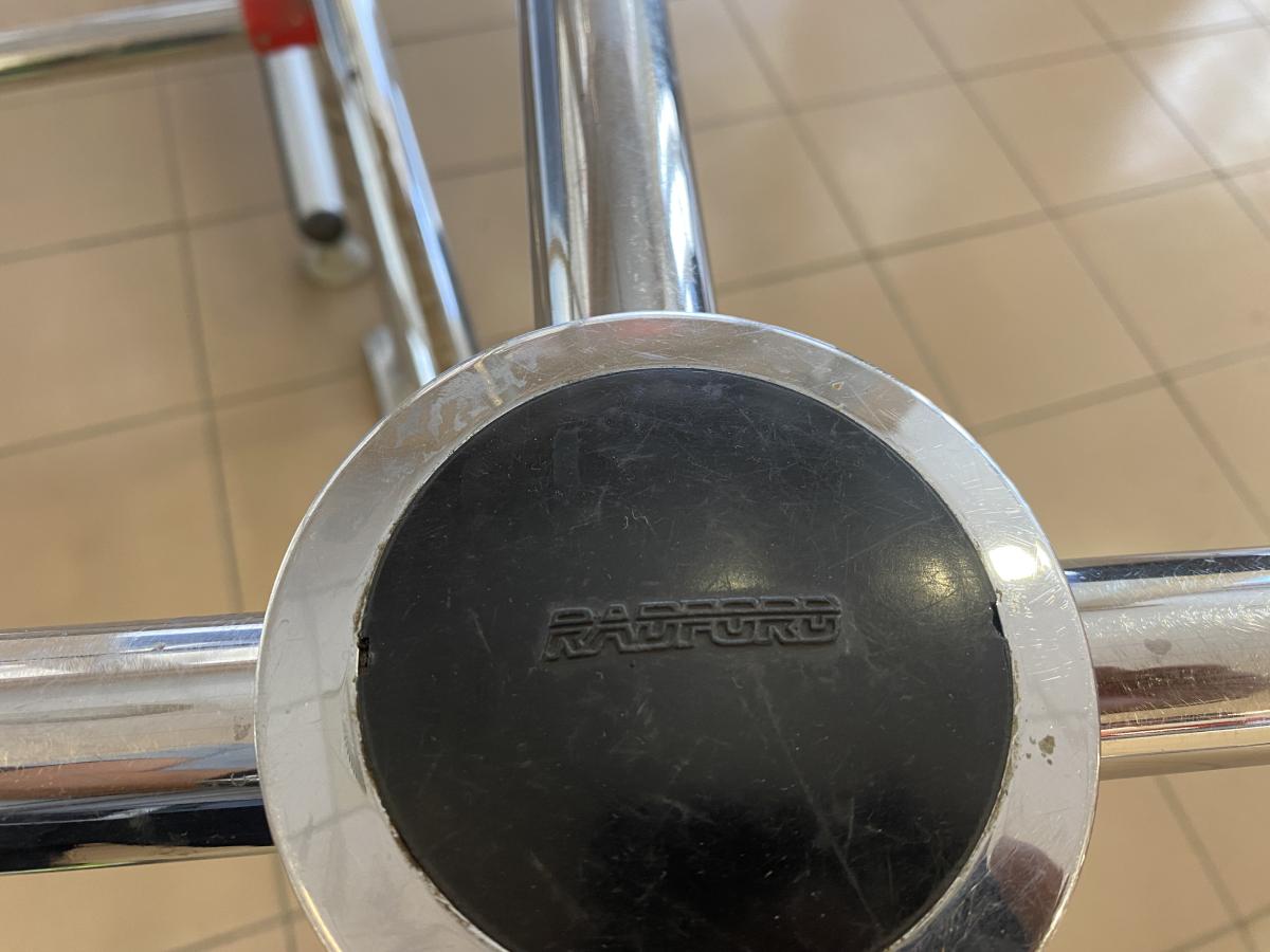 Vevőbeenegedő plexifallal – termékfotó hátulról