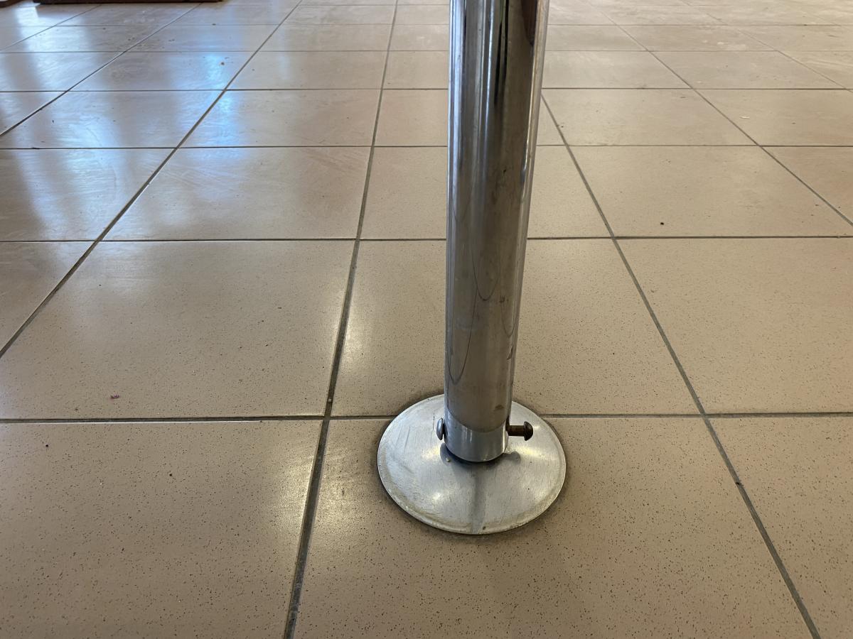 Vevőbeenegedő plexifallal – termékfotó bal oldalról