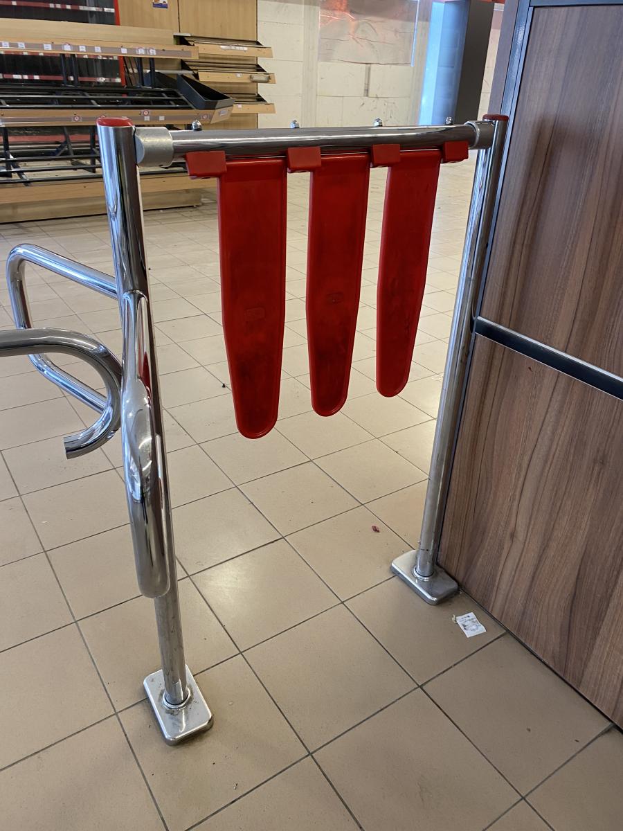 Vevőbeenegedő plexifallal – termékfotó felülnézet